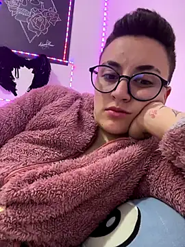 Snapshot of linda_33 chatting on December 3, 8:39 pm linda 33 online show from December 3, 8:39 pm