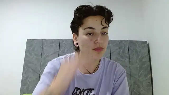 Snapshot of linda_33 chatting on September 15, 12:21 am linda 33 online show from September 15, 12:21 am