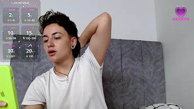 Snapshot of linda_33 chatting on October 3, 5:10 pm linda 33 online show from October 3, 5:10 pm