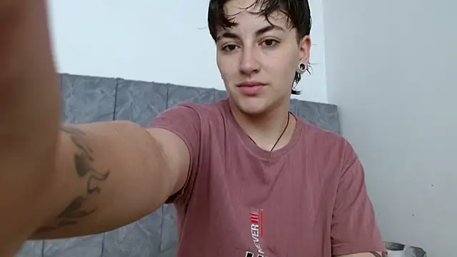 Snapshot of linda_33 chatting on October 10, 1:32 pm linda 33 online show from October 10, 1:32 pm