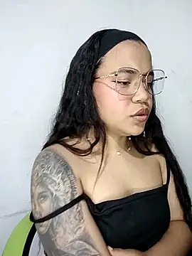 Snapshot of leila_22 chatting on December 20, 1:11 pm leila 22 online show from December 20, 1:11 pm