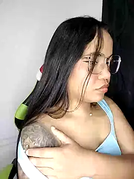 Snapshot of leila_22 chatting on December 29, 12:30 am leila 22 online show from December 29, 12:30 am