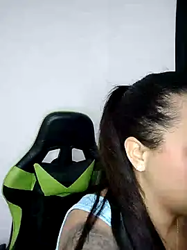 Snapshot of leila_22 chatting on January 24, 10:21 am leila 22 online show from January 24, 10:21 am