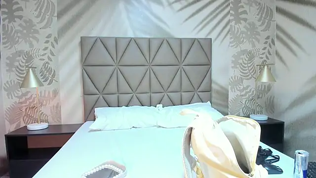 AnneDixie online show from June 7, 3:32 am