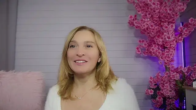 Snapshot of ms_natty chatting on October 25, 12:23 pm ms natty online show from October 25, 12:23 pm