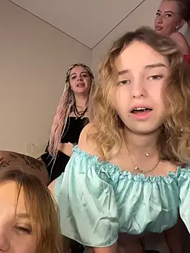 RollingGirls online show from August 3, 1:05 pm