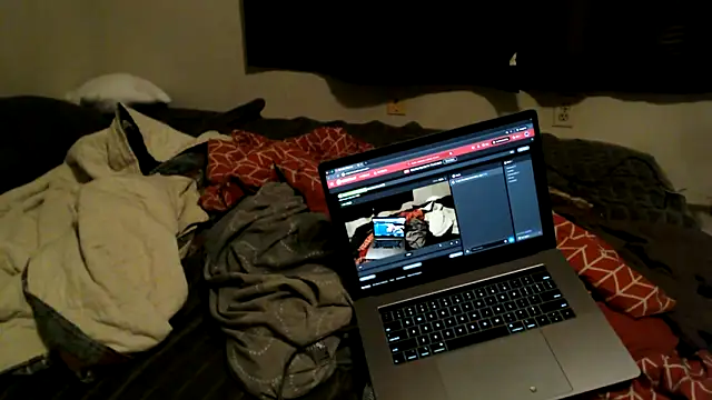 Snapshot of CreamyAustin chatting on December 17, 1:44 am CreamyAustin online show from December 17, 1:44 am