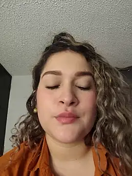 Sara smiiith211 online show from May 3, 11:22 pm