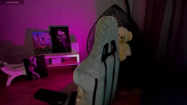 Snapshot of lily_williamss chatting on January 23, 3:05 am lily williamss online show from January 23, 3:05 am