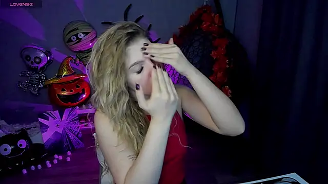 Snapshot of lily_williamss chatting on October 19, 12:00 am lily williamss online show from October 19, 12:00 am