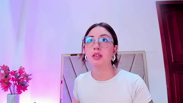 Emilywatsonn online show from February 11, 2:57 pm