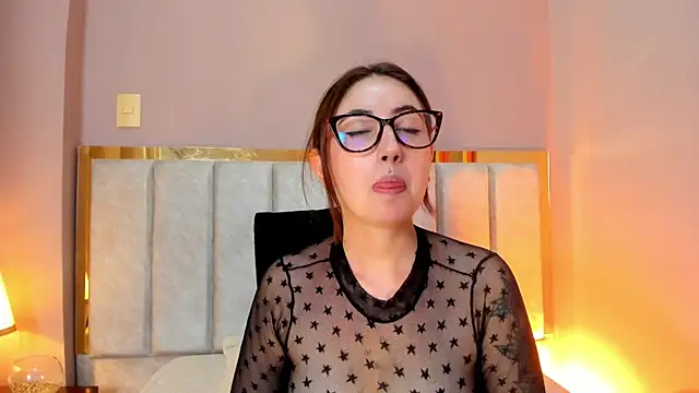 Emilywatsonn online show from November 29, 12:24 am