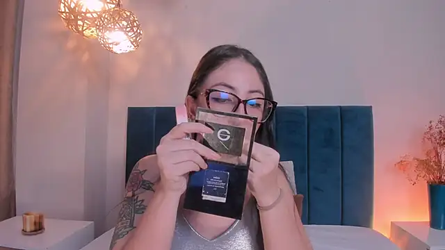 Emilywatsonn online show from June 17, 1:30 am