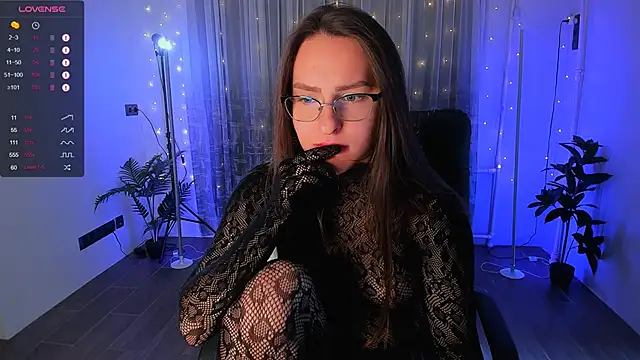 Snapshot of Alicia_x_art chatting on December 2, 8:52 am Alicia x art online show from December 2, 8:52 am