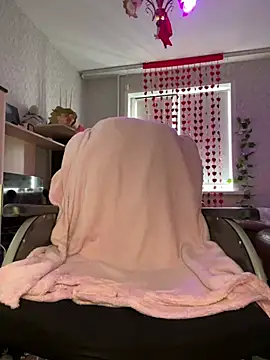 MiniSophiaa online show from March 18, 7:52 am