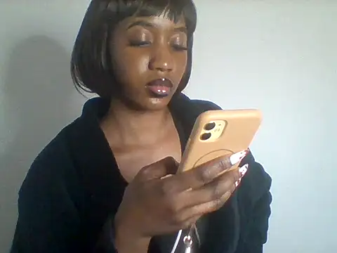 Queeen model online show from July 9, 11:20 pm