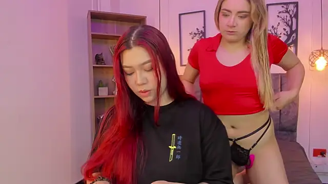 Snapshot of Andy_and_emma chatting on December 4, 12:58 pm Andy and emma online show from December 4, 12:58 pm