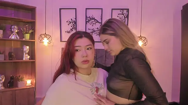 Snapshot of Andy_and_emma chatting on December 22, 12:16 pm Andy and emma online show from December 22, 12:16 pm