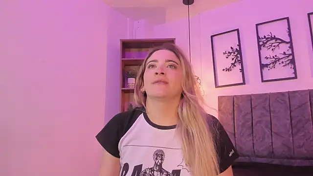 Snapshot of Andy_and_emma chatting on January 3, 3:44 pm Andy and emma online show from January 3, 3:44 pm