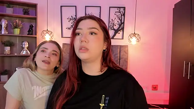 Snapshot of Andy_and_emma chatting on January 28, 12:32 pm Andy and emma online show from January 28, 12:32 pm