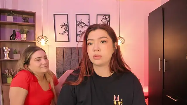 Snapshot of Andy_and_emma chatting on February 16, 12:43 pm Andy and emma online show from February 16, 12:43 pm