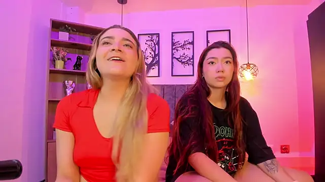 Snapshot of Andy_and_emma chatting on March 21, 12:50 pm Andy and emma online show from March 21, 12:50 pm