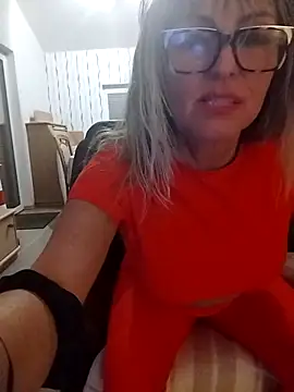 Snapshot of Tinuus chatting on November 10, 7:46 pm Tinuus online show from November 10, 7:46 pm