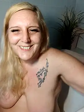 BecciDeluxe online show from January 8, 6:10 pm