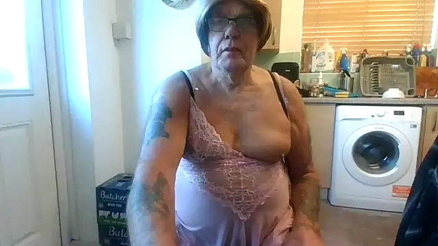 Snapshot of samanthasissieuk chatting on November 2, 8:39 am samanthasissieuk online show from November 2, 8:39 am