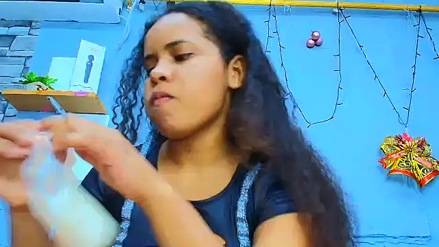 Snapshot of makena18 chatting on January 5, 1:04 pm makena18 online show from January 5, 1:04 pm