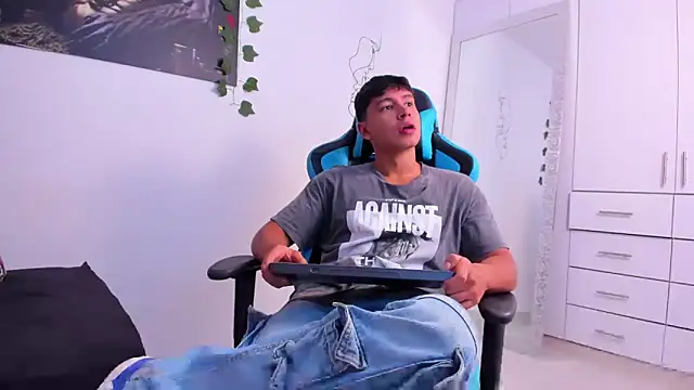 Snapshot of Bray_Kevin chatting on December 13, 11:28 pm Bray Kevin online show from December 13, 11:28 pm