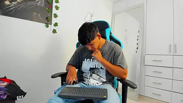 Snapshot of Bray_Kevin chatting on December 14, 2:53 pm Bray Kevin online show from December 14, 2:53 pm