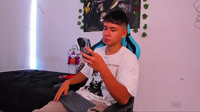 Snapshot of Bray_Kevin chatting on January 10, 10:04 pm Bray Kevin online show from January 10, 10:04 pm