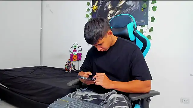 Snapshot of Bray_Kevin chatting on February 8, 11:24 pm Bray Kevin online show from February 8, 11:24 pm