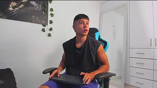 Snapshot of Bray_Kevin chatting on February 22, 12:05 am Bray Kevin online show from February 22, 12:05 am