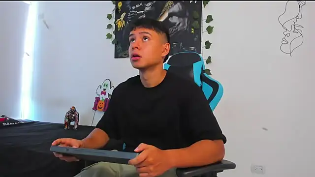 Snapshot of Bray_Kevin chatting on February 24, 3:53 pm Bray Kevin online show from February 24, 3:53 pm