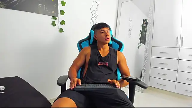 Snapshot of Bray_Kevin chatting on March 23, 12:15 am Bray Kevin online show from March 23, 12:15 am