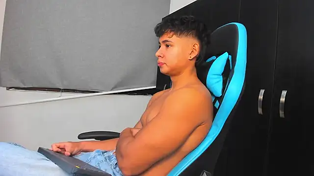 Snapshot of Bray_Kevin chatting on October 22, 12:44 am Bray Kevin online show from October 22, 12:44 am