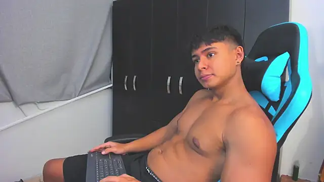 Snapshot of Bray_Kevin chatting on December 1, 10:26 pm Bray Kevin online show from December 1, 10:26 pm