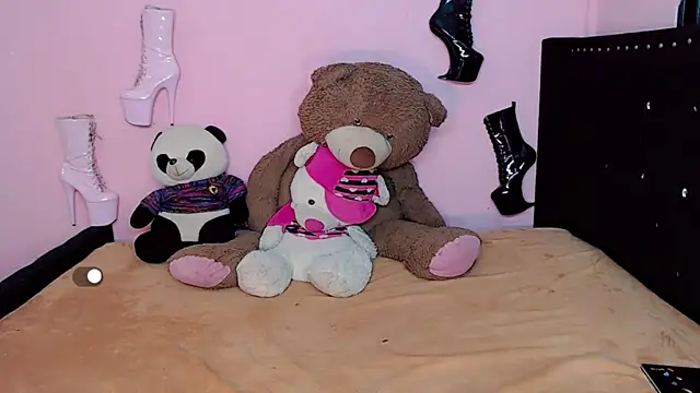 Snapshot of Ciinamonloren chatting on March 6, 3:35 am Ciinamonloren online show from March 6, 3:35 am