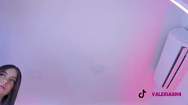 sarah-bonneth online show from November 7, 11:43 am