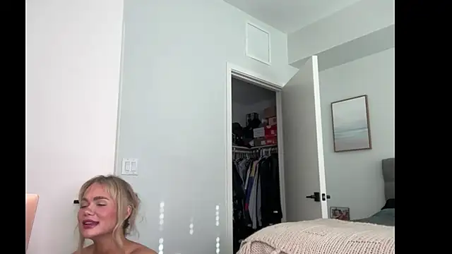 Snapshot of ElenaErickson chatting on June 11, 12:32 am ElenaErickson online show from June 11, 12:32 am