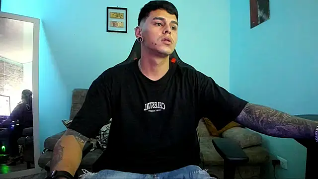 Snapshot of E_Moon chatting on December 5, 3:26 am E Moon online show from December 5, 3:26 am