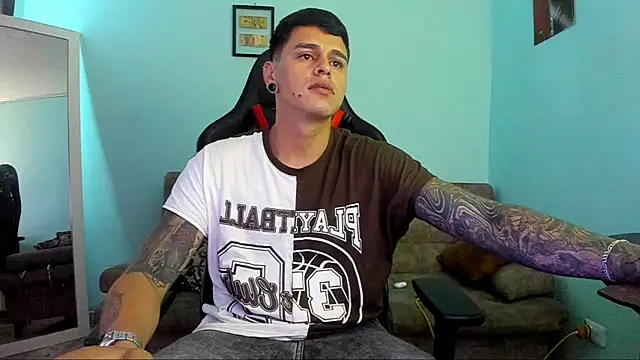 Snapshot of E_Moon chatting on December 9, 11:26 am E Moon online show from December 9, 11:26 am