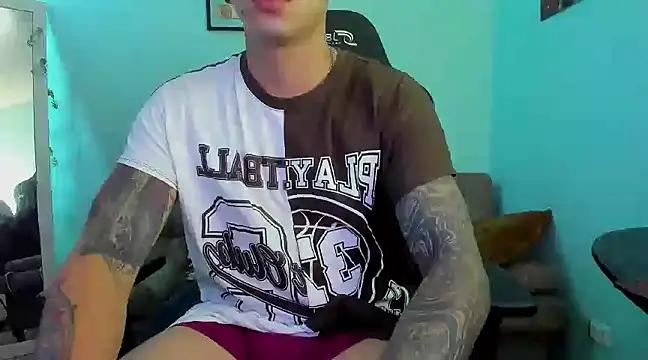 Snapshot of E_Moon chatting on January 1, 10:24 pm E Moon online show from January 1, 10:24 pm