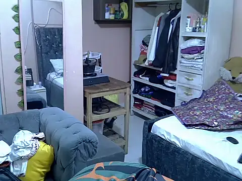 Snapshot of slender-qwene chatting on August 3, 11:15 am slender-qwene online show from August 3, 11:15 am