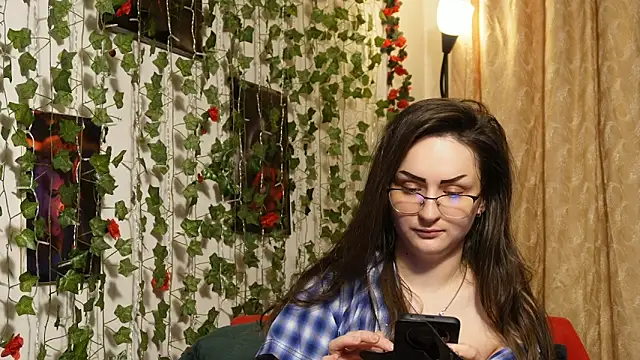 NaughtYHomemadE online show from February 6, 9:34 am