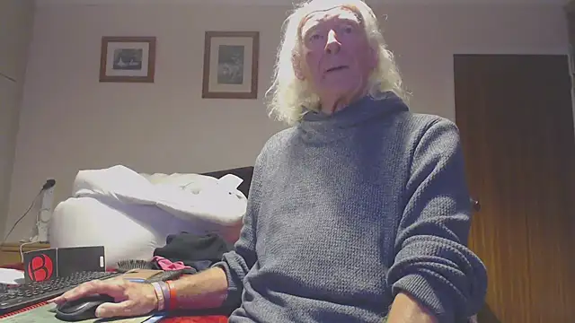 Snapshot of WaverlyKernow chatting on October 28, 8:55 pm WaverlyKernow online show from October 28, 8:55 pm