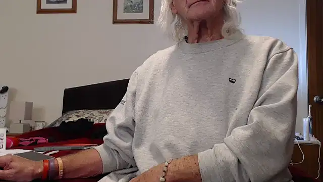 Snapshot of WaverlyKernow chatting on November 1, 10:06 am WaverlyKernow online show from November 1, 10:06 am