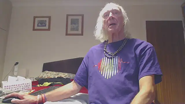 Snapshot of WaverlyKernow chatting on November 3, 1:45 pm WaverlyKernow online show from November 3, 1:45 pm